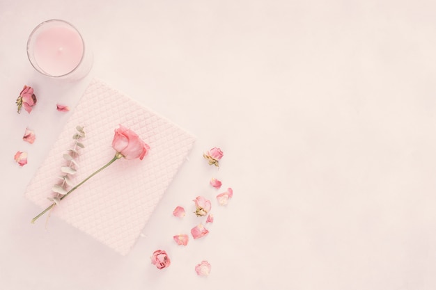 Caderno com flor rosa e vela Foto gratuita