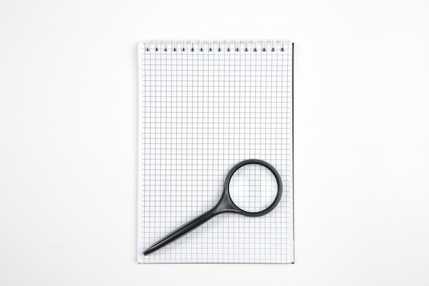 Caderno de papel em fundo branco isolado. vista do topo. configuração plana. brincar Foto Premium