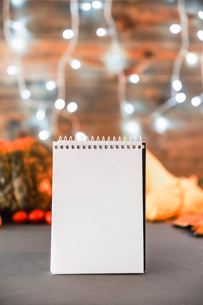 Caderno em branco na mesa | Foto Grátis