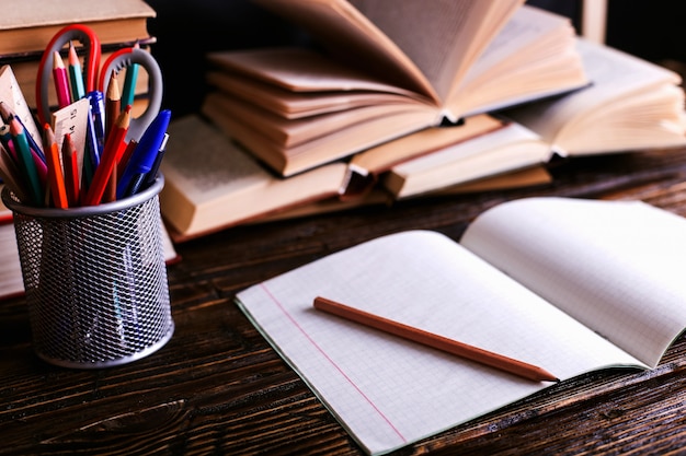 Caderno Livros Abertos E Material Escolar Em Uma Mesa De Madeira Escura No Contexto De Um 5033