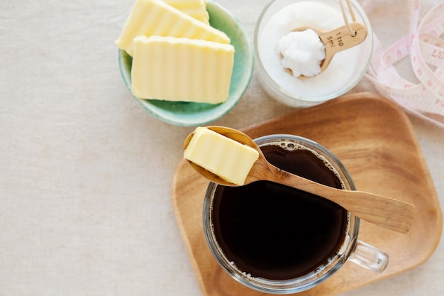 Café à prova de balas, misturado com manteiga e óleo de coco, paleo, bebida cetogênica Foto Premium