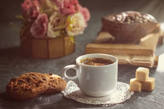 Café da manhã com biscoitos e partes de açúcar de bastão no sol do raio. Foto Premium