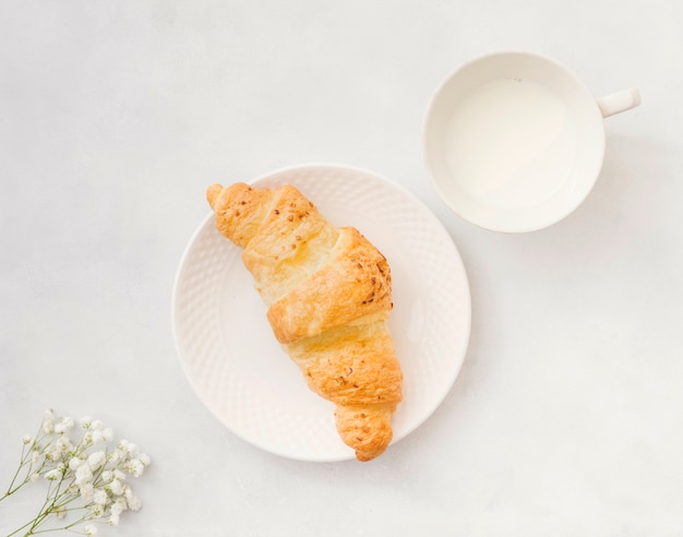 Café da manhã com croissant Foto gratuita