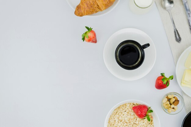 Café da manhã com xícara de café e frutas Foto gratuita