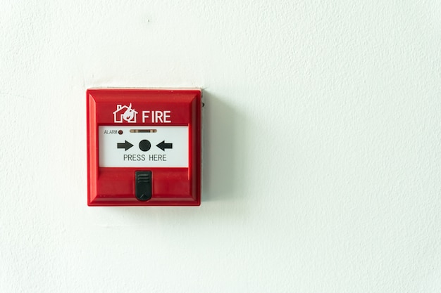 Caixa do alarme de incêndio do interruptor de tecla na parede do cimento para o sistema do aviso e de segurança. Foto Premium