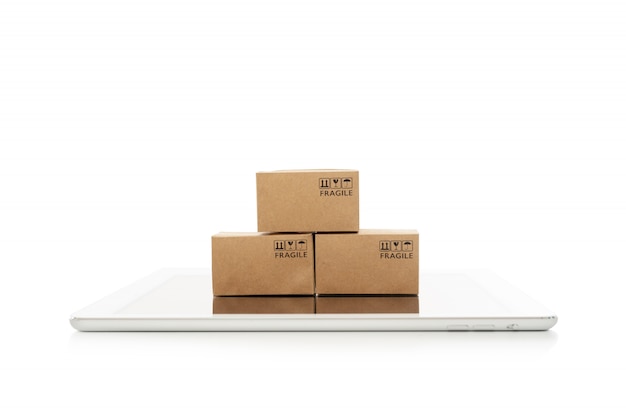 Caixas de papel com tablet no fundo branco, compras on-line ou ecommerce conceito Foto Premium