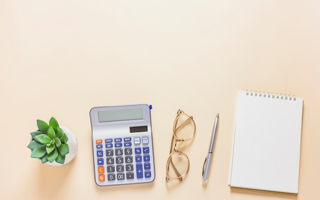 Calculadora com bloco de notas na mesa Foto gratuita