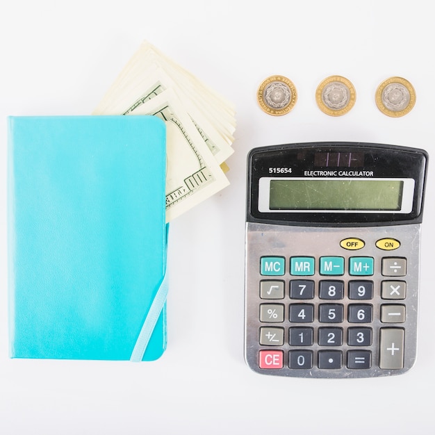 Calculadora com dinheiro e notebook na mesa Foto gratuita