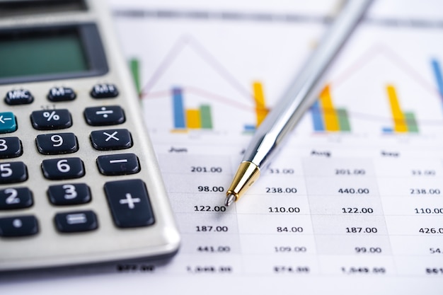 Calculadora, gráficos e gráficos, folha de cálculo. finanças, conta, estatísticas e negócios. Foto Premium