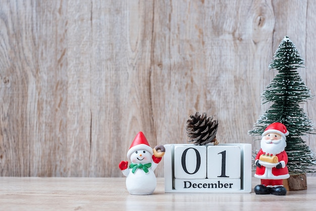 Calendário de 1 de dezembro com decoração de natal, boneco de neve, papai noel Foto Premium