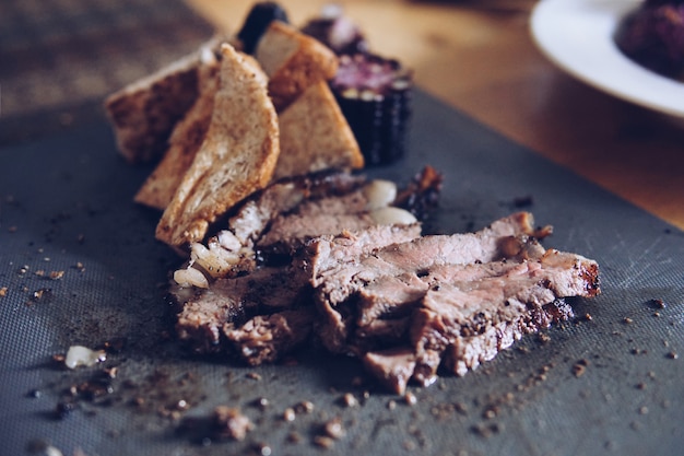 Featured image of post Foto De Carne Assada Na Mesa Vire a carne de maneira a que comece a ganhar cor de todos os lados