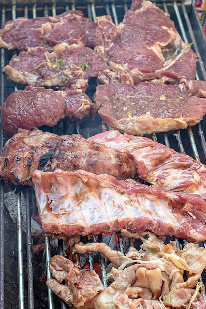 Featured image of post Foto De Carne Assada Na Churrasqueira - Afinal, na hora em que estiver pilotando a churrasqueira, você vai precisar de faca, tábua de carne.