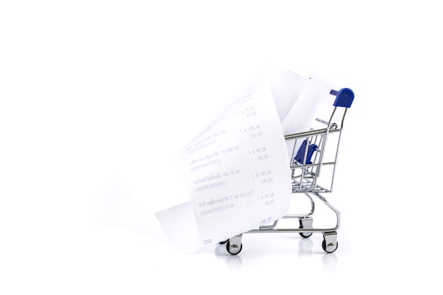 Carrinho de compras com recibo isolado no fundo branco Foto Premium
