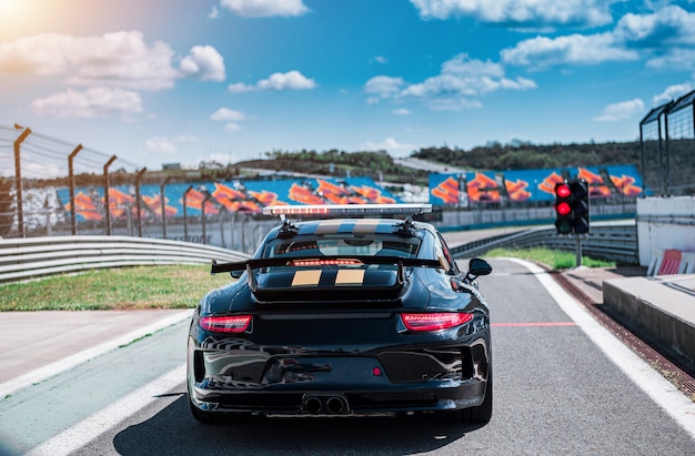 Carro esporte preto cabriolet sedan com duas listras amarelas, Foto gratuita