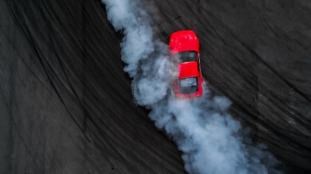 Carro profissional da tração do motorista da vista superior aérea na trilha do asfalto com fumo, vista de cima da tração do carro. Foto Premium