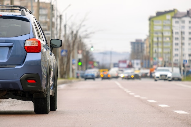 Carros Estacionados Em Uma Linha Em Uma Rua Da Cidade Foto Premium