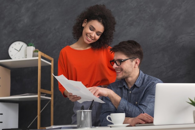 Casal Alegre De Jovens Colegas Trabalhando Em Um Escritório Moderno Dois Colegas De Trabalho 3772