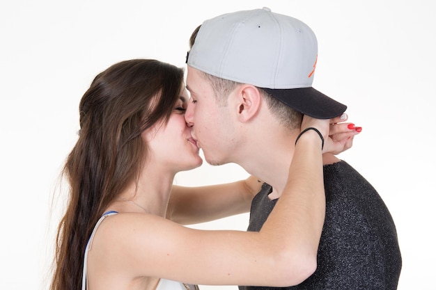 Casal Apaixonado Beijando Isolado No Fundo Branco Foto Premium