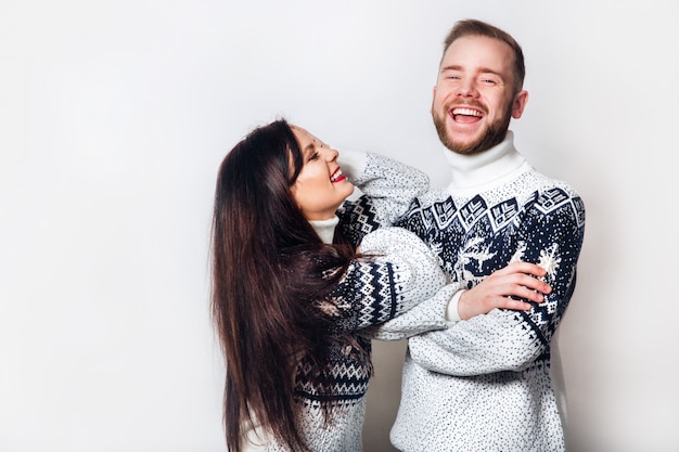 Casal apaixonado de inverno em branco Foto Premium