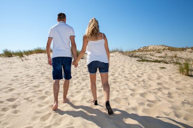 Casal Apaixonado Jovem Anda De Mãos Dadas Na Duna De Areia Da Praia Nas