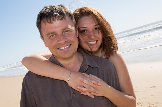 Casal Apaixonado Na Praia Abraçados Foto Premium 6733