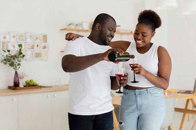 Casal bebendo vinho juntos Foto Grátis