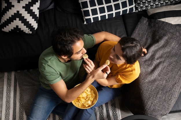 Casal Comendo Juntos Em Casa No Sofá Foto Grátis 7584