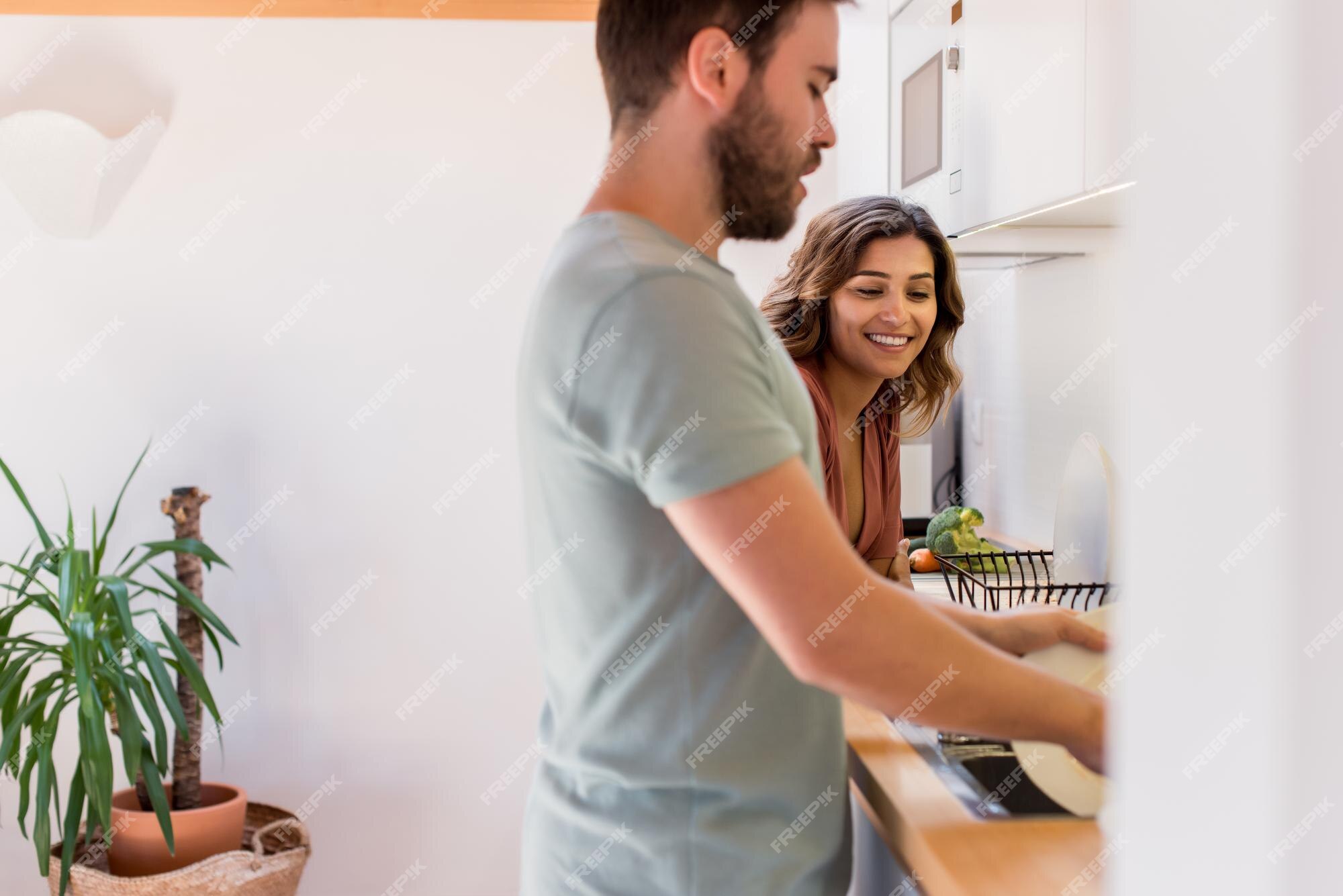 Casal Compartilhando Tarefas Domésticas Mulher Feliz Assistindo Homem Lavando Pratos Foto 