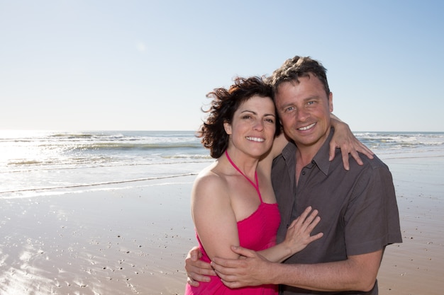 Casal De Amantes Relaxantes Beira Mar Em Dia De Sol Foto Premium