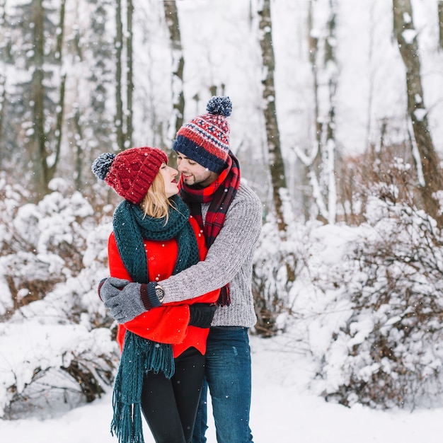 Casal De Conteúdo Relaxado Abraçando Na Neve Foto Grátis 