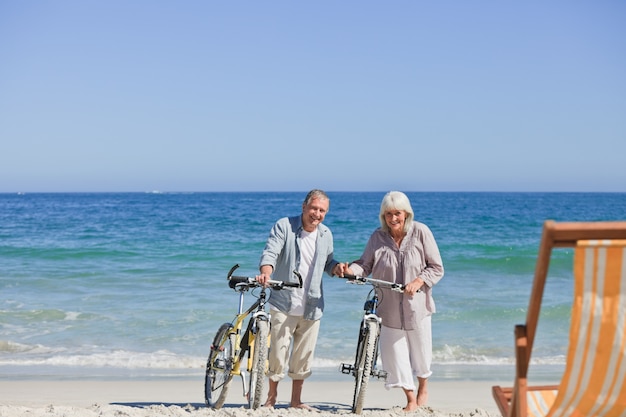casal-de-idosos-com-suas-bicicletas-na-praia_13339-158826.jpg