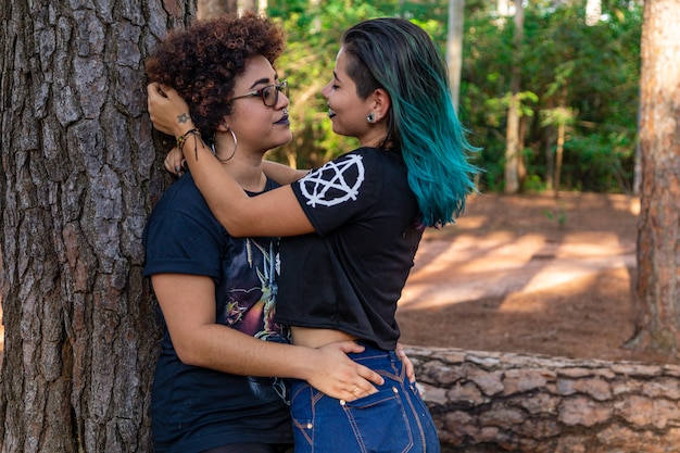 Casal De Lésbicas Em Um Lindo Dia No Parque Foto Premium