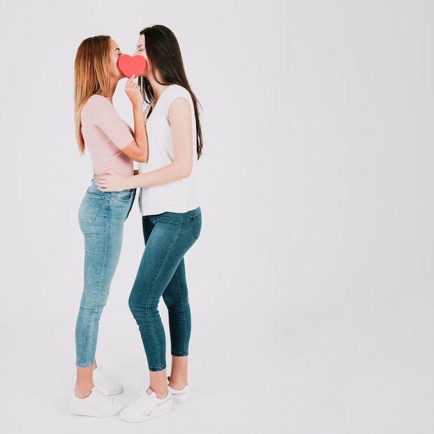 Casal De Lésbicas Se Beijando Atrás Do Coração Foto Grátis 8851