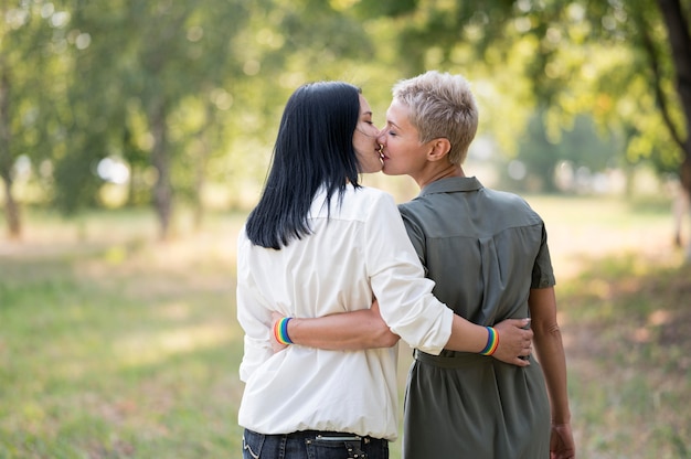 Casal De Lésbicas Se Beijando Foto Grátis 
