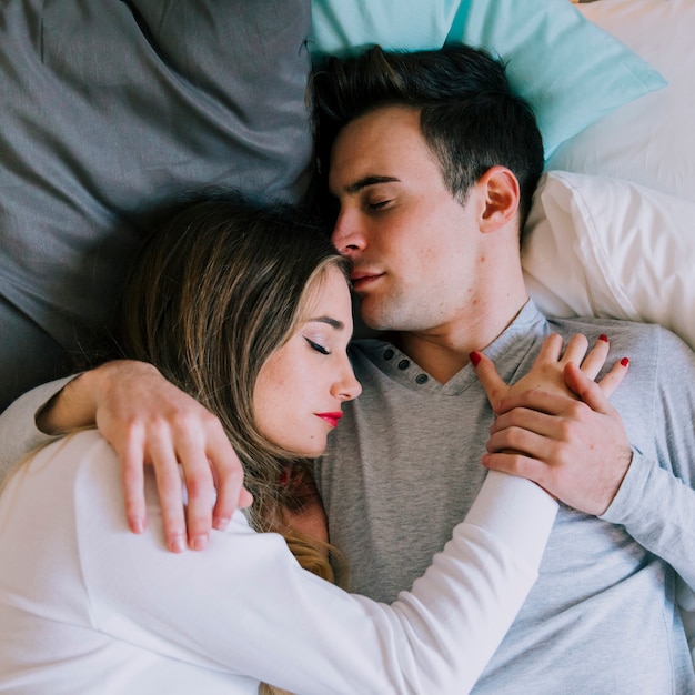 Casal dormindo juntos | Foto GrÃ¡tis