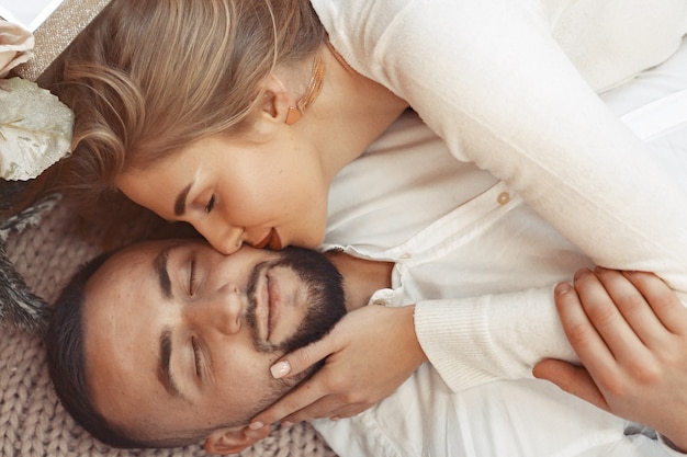 Casal Elegante Deitado Na Cama Em Casa Foto Grátis 