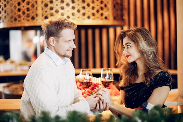 Casal elegante passa o tempo em um restaurante Foto gratuita