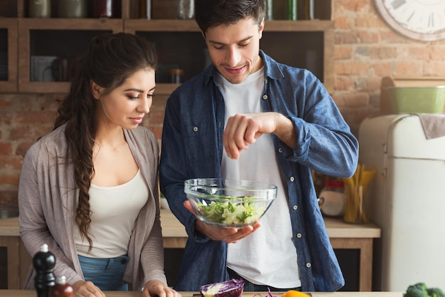 Casal Feliz Cozinhando Alimentos Saud Veis Juntos Na Cozinha Do S T O