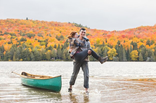 Casal feliz depois da viagem de canoa no lago no canadá Foto Premium