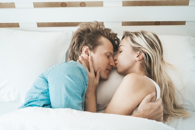Casal feliz jogando juntos no quarto Foto gratuita