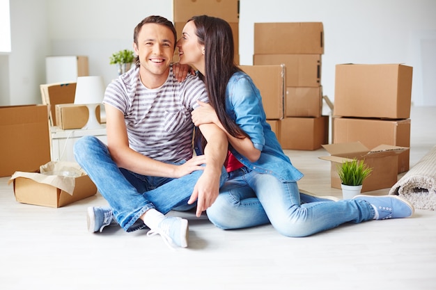 Casal feliz na nova casa | Foto Grátis