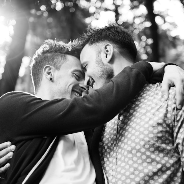Casal Gay Namorando Em Um Parque Foto Gr Tis