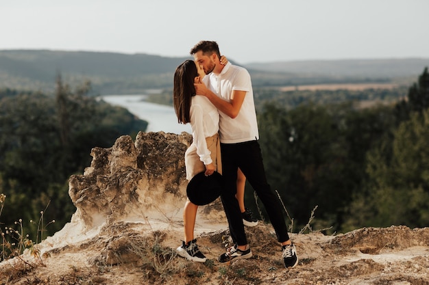 Casal Jovem Apaixonado Beijando Em Pé Na Colina Com Rio Casal Jovem Romântico Está Se Beijando