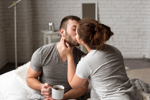 Casal Jovem Romântico Beijando Dentro De Casa Foto Grátis 