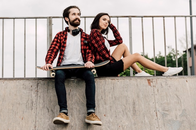 Casal juntos no skate park Foto gratuita