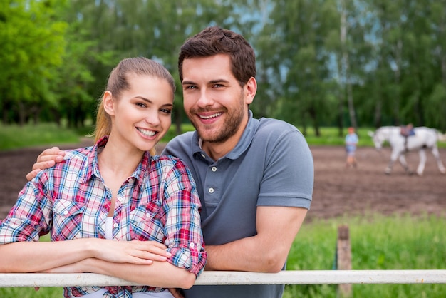 Casal Na Fazenda Jovem Casal Feliz Em P Perto Um Do Outro E Sorrindo