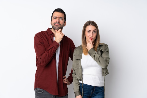 Casal com expressão de dúvida indecisão