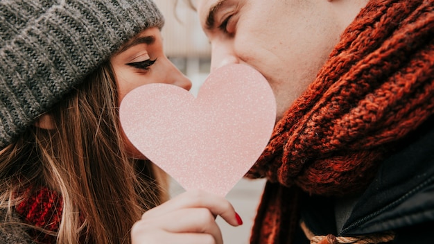 casal-romantico-beijando-na-rua_23-21477