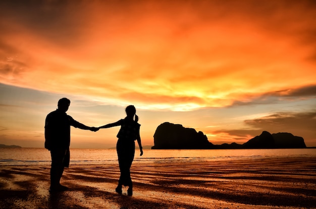 Casal Romântico De Mãos Dadas Ao Pôr Do Sol Na Praia Foto Premium 3981