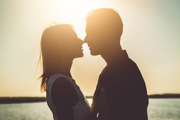 Casal Romântico Se Beijando Lá Fora Ao Pôr Do Sol Foto Premium 8142